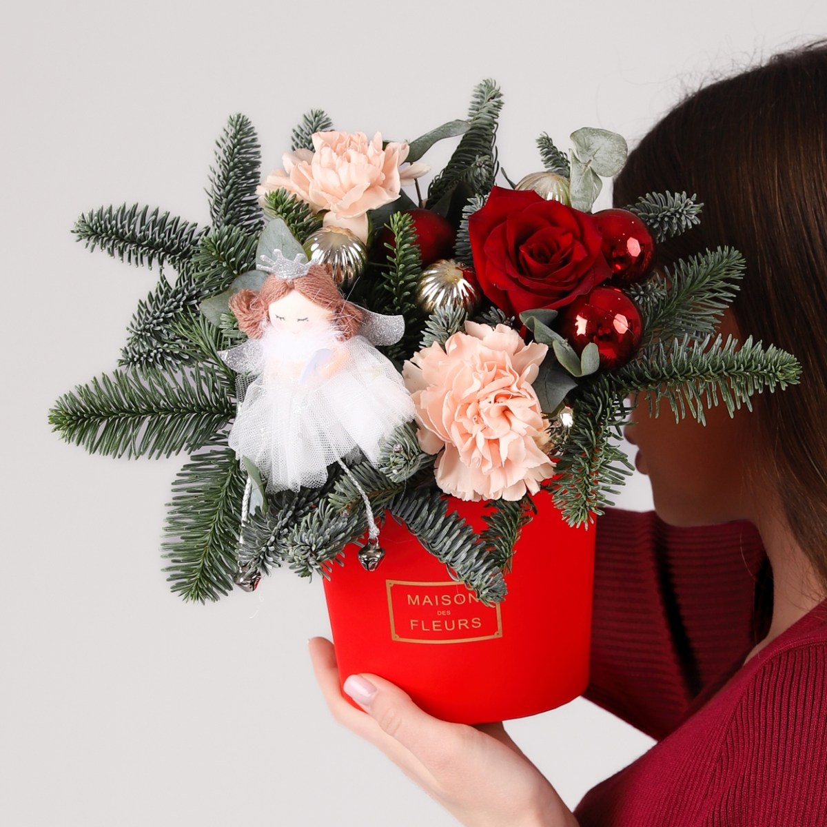 Зимняя композиция с голубой елью и игрушками